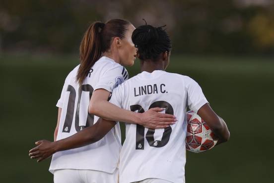 La delantera del Real Madrid Linda Caicedo celebra tras marcar el 1-2 durante el partido de idea de cuartos de final de la Liga de Campeones femenina entre Real Madrid y FC Barcelona
