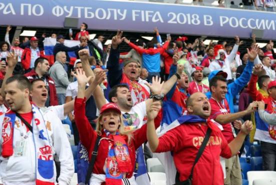 Bastante afluencia de aficionados serbios en las gradas. Foto: AFP.
