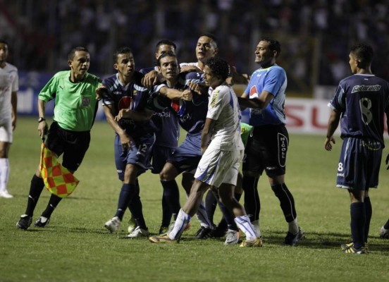 ¡Bronca y Emilio enojado! Las 15 fotos que seguramente no habías visto de los clásicos Motagua-Olimpia
