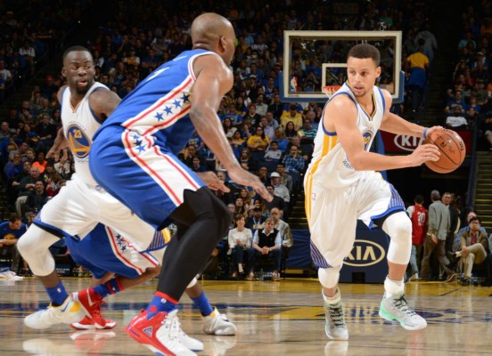 Stephen Curry se mantiene como líder anotador de la NBA