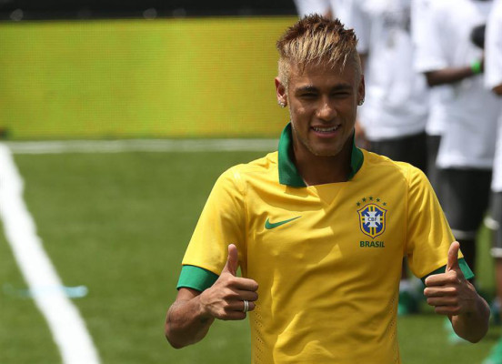 Neymar de modelo en presentación de la nueva camisa de Brasil