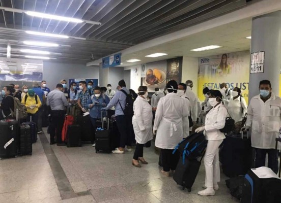 Médicos cubanos llegan a Honduras para ayudar a combatir el coronavirus