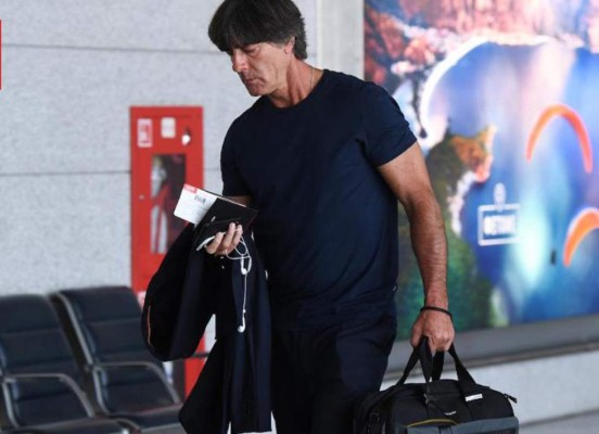 EN FOTOS: La amargura y frustración de la selección de Alemania al llegar a Frankfurt