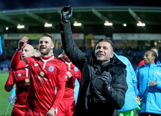 Millonario compra equipo inglés, echa a todo el plantel y contrató 15 jugadores nuevos