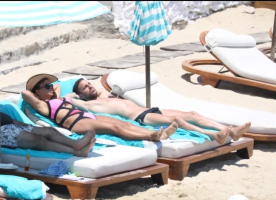 ¡Y tiene 46 años! La modelo libanesa y esposa de Cesc Fábregas deslumbra en sus vacaciones