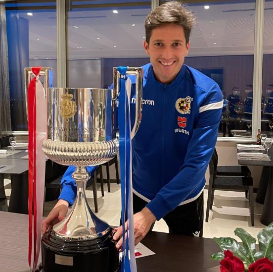 Sigue la polémica: el árbitro que expulsó a Bellingham tiene un mural de Messi con el Barcelona en el jardín de su mansión