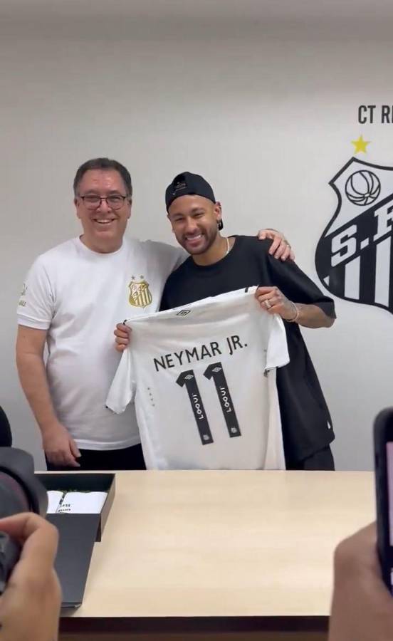 Neymar revoluciona Brasil: llegó en helicóptero, su problema en la firma y ¿por qué tiene el dorsal 11 y 10 en la camiseta de Santos?