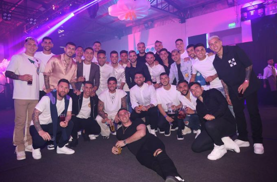 Desatados: así fue la fiesta íntima de los campeones del mundo y Messi llegó vestido con ropa de la selección argentina