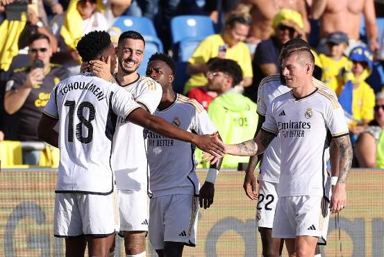 Real Madrid ejecuta su enésima remontada y se coloca líder de la Liga Española; Vinicius y Tchouaméni anotaron