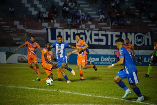 Alexy Vega fue el ‘MVP’ del partido ante Lobos. FOTO: Victoria