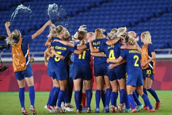 Sweden's players celebrate their win in the Tokyo 2020 Olympic Games women's semi-final football match between Australia and Sweden at Yokohama International Stadium in Yokohama on August 2, 2021. (Photo by Tiziana FABI / AFP)