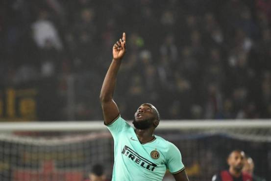 Inter Milan's Belgian forward Romelu Lukaku celebrates after scoring a goal during the Italian Serie A football match Bologna vs InterMilan on November 2, 2019 at the Renato Dall' Ara stadium in Bologna. (Photo by Vincenzo PINTO / AFP)