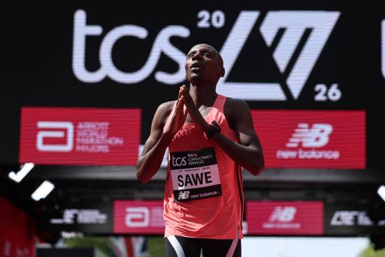 Sabastian Sawe se mostró muy feliz cuando cruzó la meta sin pensar que estaba escribiendo una nueva historia del atletismo mundial. EFE/EPA/NEIL HALL