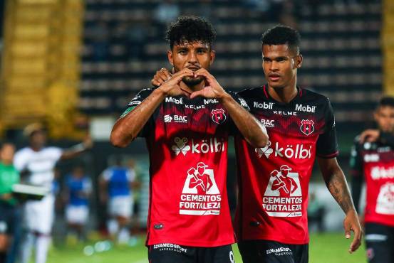 Johan Venegas celebra uno de los goles de los manudos.