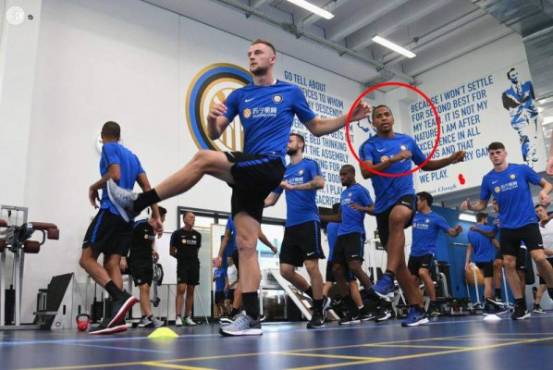 En una de las fotografias que subió la pagina del Inter se observa al hondureño trabajando con normalidad