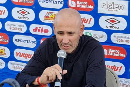 Eduardo Espinel dice que su preocupación actual es tener a todo el plantel disponible lo más pronto posible. Foto: Erick Castillo.