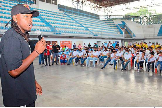 Así fue la charla de Alberth Elis en el Gimnasio Municipal. FOTO: Cortesía