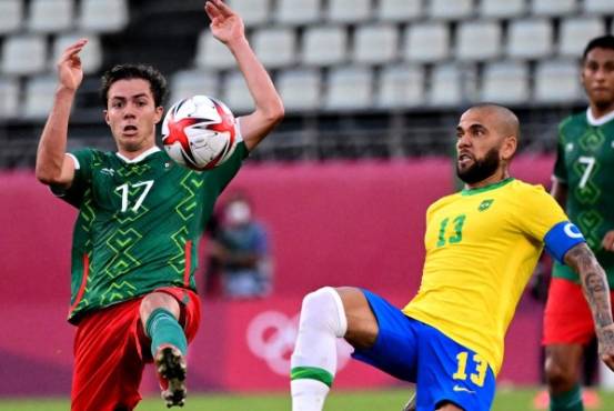 Brazil's defender Dani Alves (R) vies for the ball with Mexico's midfielder Sebastian Cordova during the Tokyo 2020 Olympic Games men's semi-final football match between Mexico and Brazil at Ibaraki Kashima Stadium in Kashima city, Ibaraki prefecture on August 3, 2021. (Photo by PEDRO PARDO / AFP)