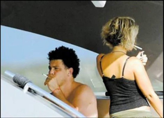 Los grandes futbolistas por el mundo que fueron captados fumando