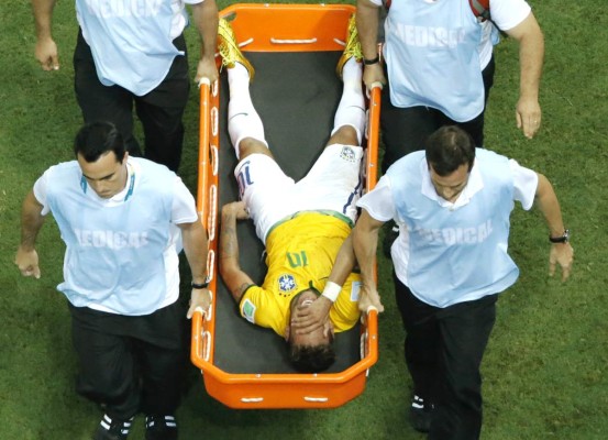 La trágica lesión de Neymar en imágenes.