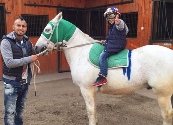 Argentino se suma a lista: Los lujos innecesarios de los futbolistas, celulares de oro y hasta islas