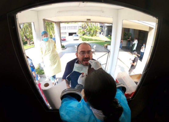 Cabinas móviles se instalan en El Salvador para realizar pruebas de coronavirus