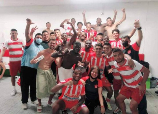 La foto de la celebración 'íntima' en el Yankel: lo que no viste en TV en el triunfo del Vida ante Marathón