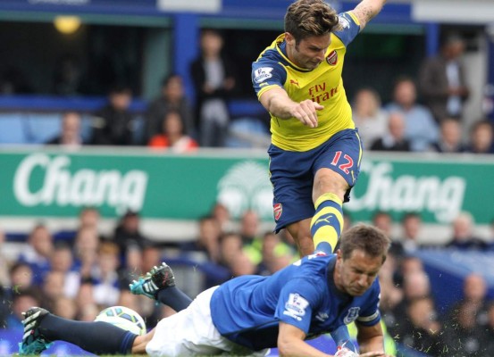 El Arsenal evitó la derrota sobre el cierre ante el Everton