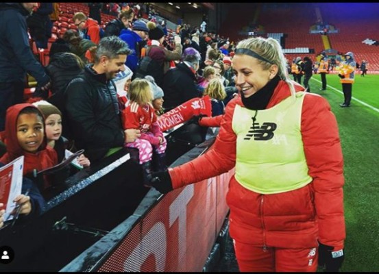 La bella portera del Liverpool sufre un escalofriante corte en la cabeza y muestra su cicatriz