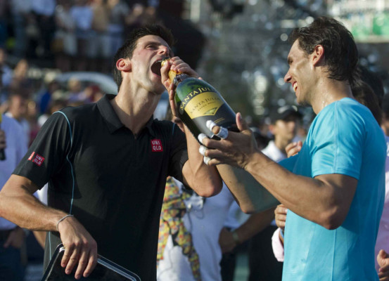 Nadal y Djokovic cierran gira con show de tenis y fútbol en Argentina.