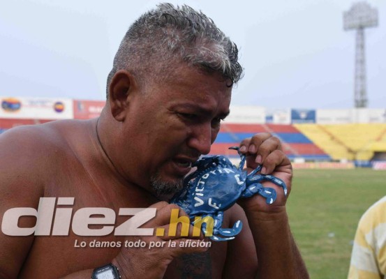 FOTOS: Drama y lágrimas de los aficionados del Victoria tras el último juegos en la Liga