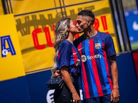 Así fue la presentación de Raphinha en Barcelona: Su hermosa mujer deslumbró, curioso momento con Laporta ¿y su dorsal?