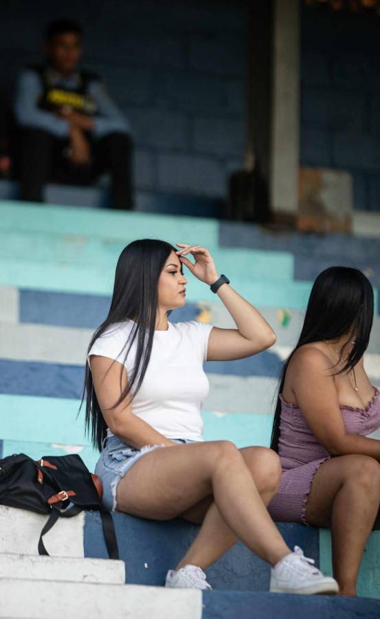¡Mis amores, las amo! Se soltaron las bellezas en el Morazán para el Olimpia-Génesis, ¿quién es la chica de rojo?