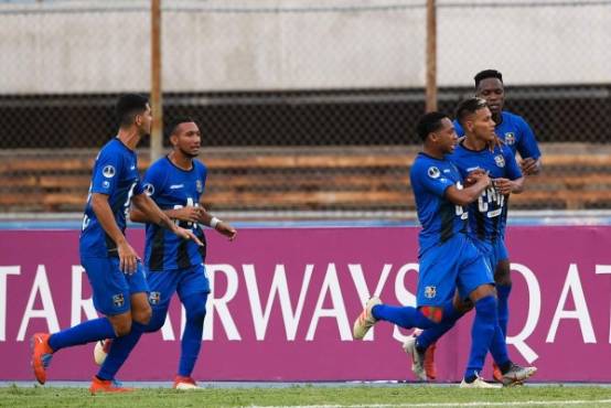 Brayan Moya (2-R) of Venezuela's Zulia celebrates with teammates after scoring against Chile's Palestino during a Copa Sudamericana football match at the Pachencho Romero stadium, in Maracaibo, Venezuela, on May 22, 2019. (Photo by FEDERICO PARRA / AFP)