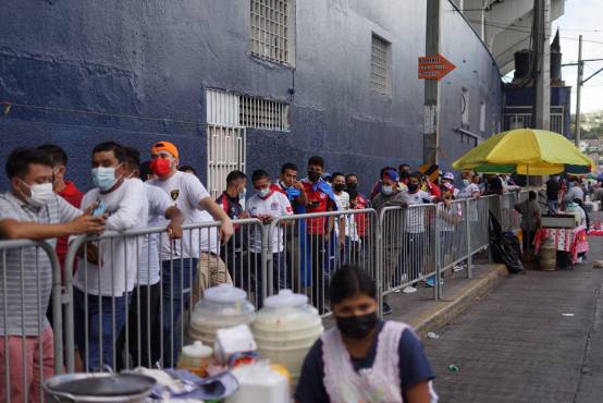 Las grandes filas de aficionados ingresando al estadio Nacional para la gran final. Fotos Jefry Ayala