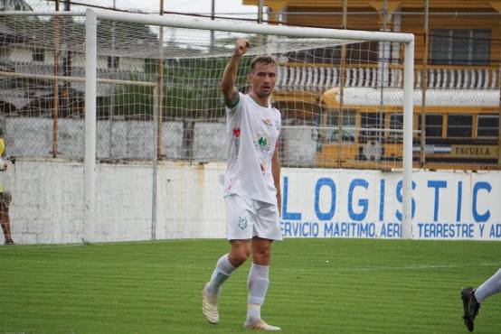 Álvaro Klusener renovó contrato con Platense y es el goleador y capitán del club.