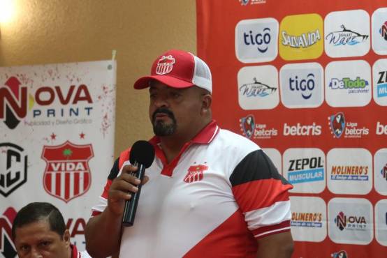 El presidente Luis Cruz durante la presentación de la nueva camiseta del club.