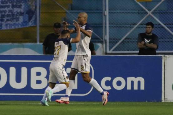 Eddie Hernández celebrando su quinta anotación del torneo.
