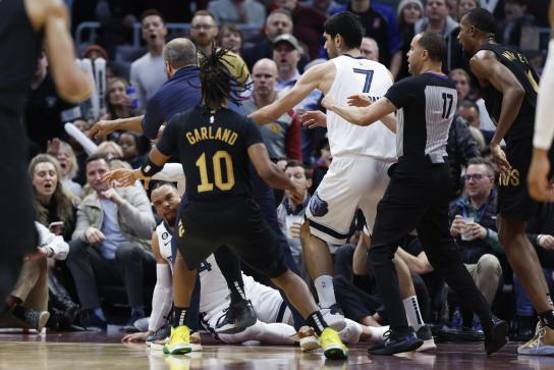 Los jugadores reaccionaron con mucha rapidez para detener la pelea entre <b>Dillon Brooks</b> y<b> Donovan Mitchell </b>.