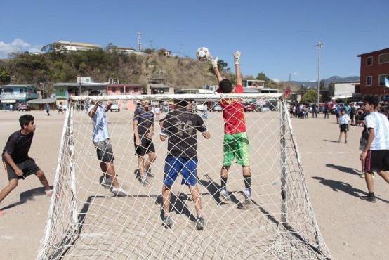 Teófimo López llevó ayuda y alegría en la colonia Las Brisas.