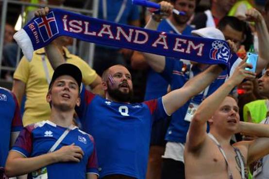 Iceland's supporters cheer ahead of the Russia 2018 World Cup Group D football match between Iceland and Croatia at the Rostov Arena in Rostov-On-Don on June 26, 2018. / AFP PHOTO / PASCAL GUYOT / RESTRICTED TO EDITORIAL USE - NO MOBILE PUSH ALERTS/DOWNLOADS