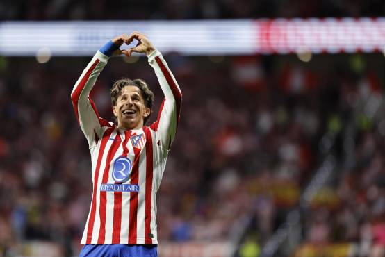 El VAR fue protagonista: con polémica arbitral, el Barcelona vence al Atlético y se aleja en el liderato de LaLiga de España