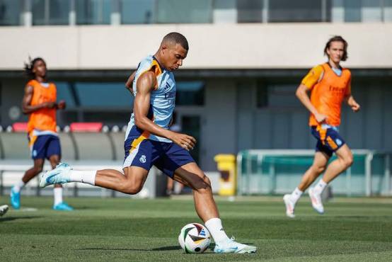 Al fondo se ve a Joan Martínez entrenando junto a Mbappé y las estrellas del Real Madrid.
