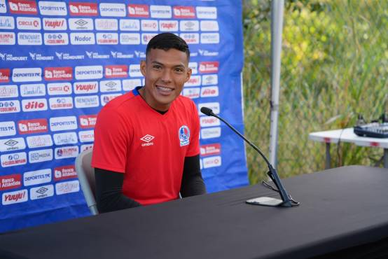 Onan Rodríguez en su primera conferencia de prensa como futbolista del Olimpia. (FOTO: Linda Käsbohrer)