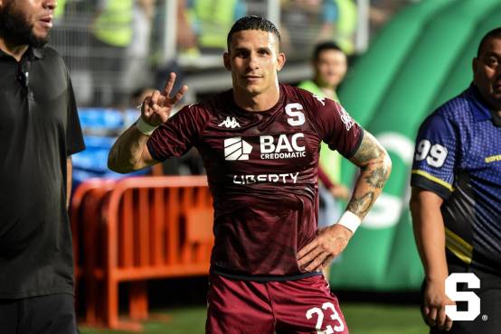 Luis Paradela celebrando su gol, el que al final le dio el título al Saprissa.