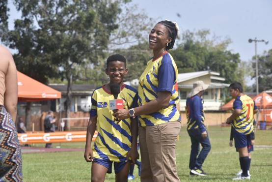 Yolibeth acompaña y apoya a Esteban en todas actividades que realiza. En esta imagen para el recuerdo, atendiendo al equipo de Diario DIEZ. FOTO: Héctor Edú.