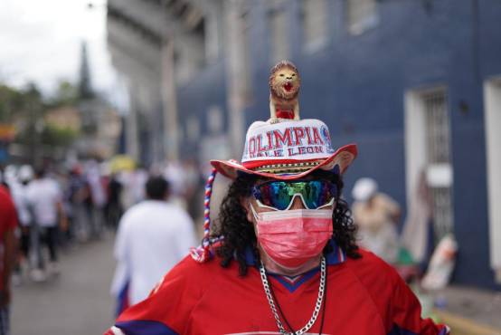 Este aficionado del Olimpia llegó bien identificado al estadio Nacional para presenciar la gran final ante Real España.