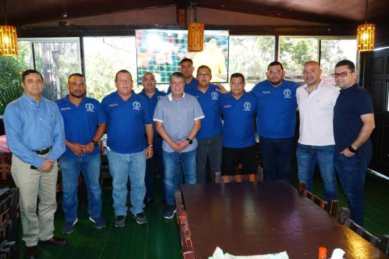 Hernán ‘Bolillo’ Gómez asistió con Edgar “Pánzer” Carvajal, su asistente y el preparador físico Juan Mauricio Roldán.