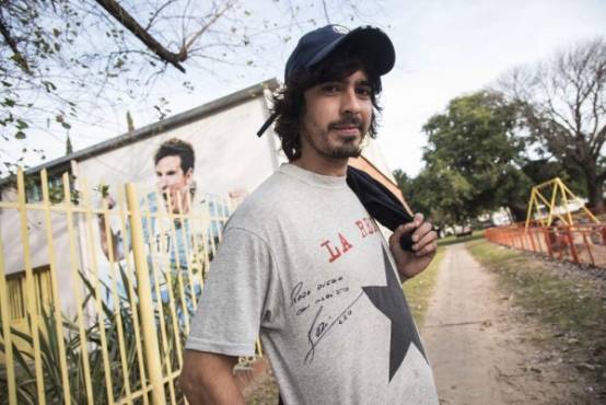 Diego Vallejos, childhood friend of Argentine football star Leonel Messi, poses outside the General Las Heras primary school where they attended, during an interview with AFP in Rosario, Santa Fe, Argentina, on June 14, 2017.Messi is to marry his long term partner and mother of his two children, Antonella Roccuzzo, in their hometown of Rosario on June 30. / AFP PHOTO / MARCELO MANERA