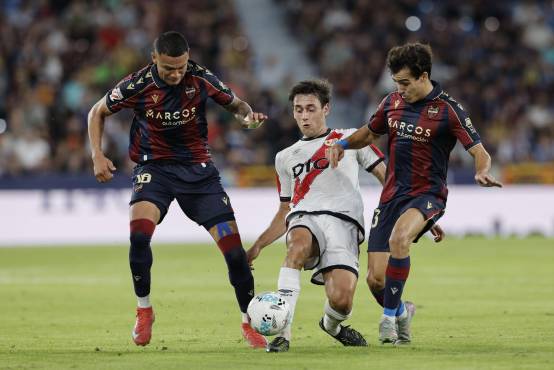 El hondureño Kervin Arriaga disputó los 90 minutos ante Rayo Vallecano en la jornada 9 de la Liga Española.